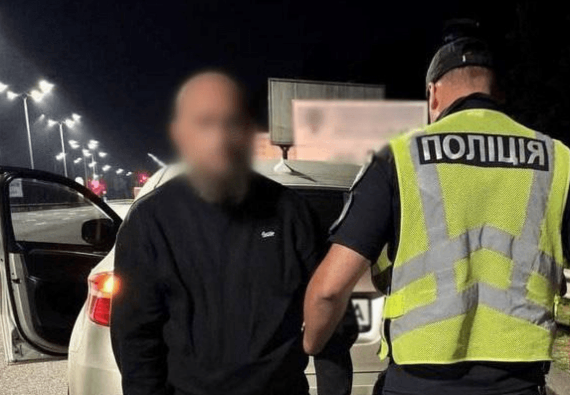 Чоловік на замовлення російських спецслужб підпалив двері киянину