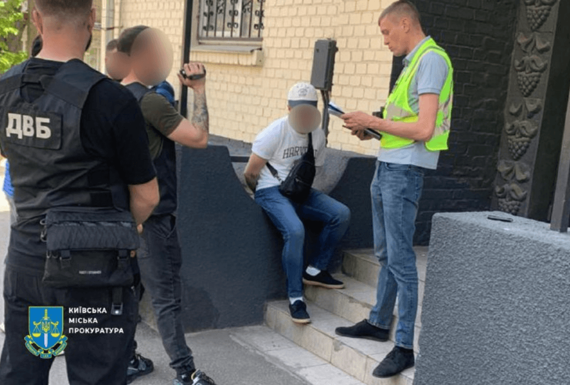 У Києві чоловік за 60 тис. дол. обіцяв переправити двох військовозобов’язаних до Молдови