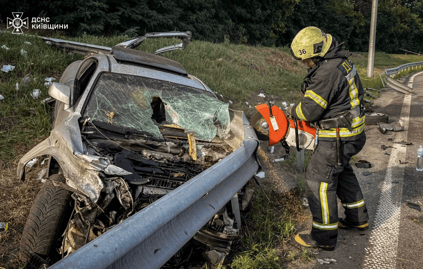 Відбійник наскрізь «прошив» автівку на Київщині: водій загинув