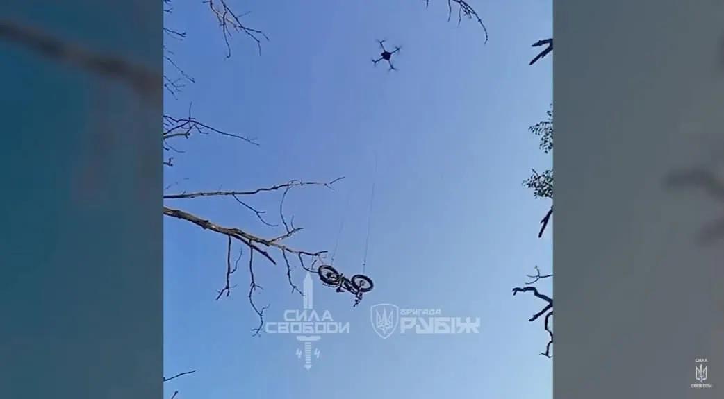 Бійцю ЗСУ скинули електровелосипед з дрона, щоб він вирвався з оточення