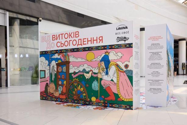 В одному з ТРЦ столиці є гігантська розмальовка про історію України, яку можуть розфарбувати всі охочі