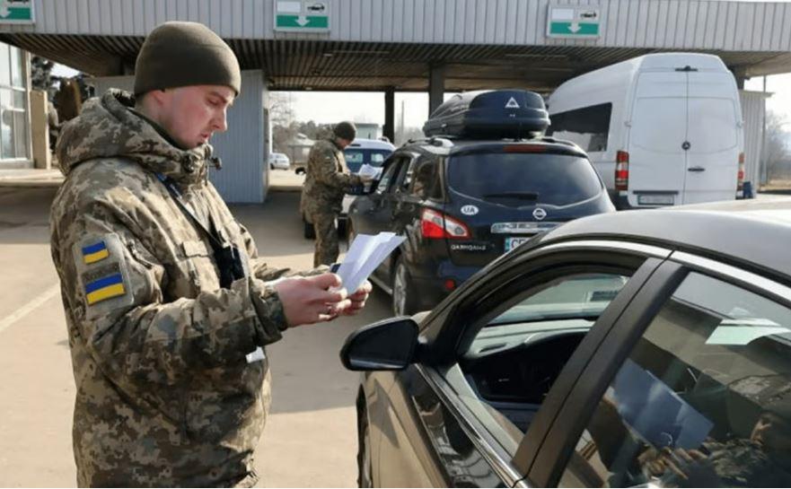 На сайті уряду вдруге створили петицію про виїзд чоловіків віком до 24 років закордон