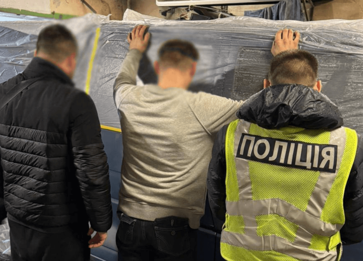 Киянин сяде на 10 років за підпал двох військових авто та відділення Укрпошти