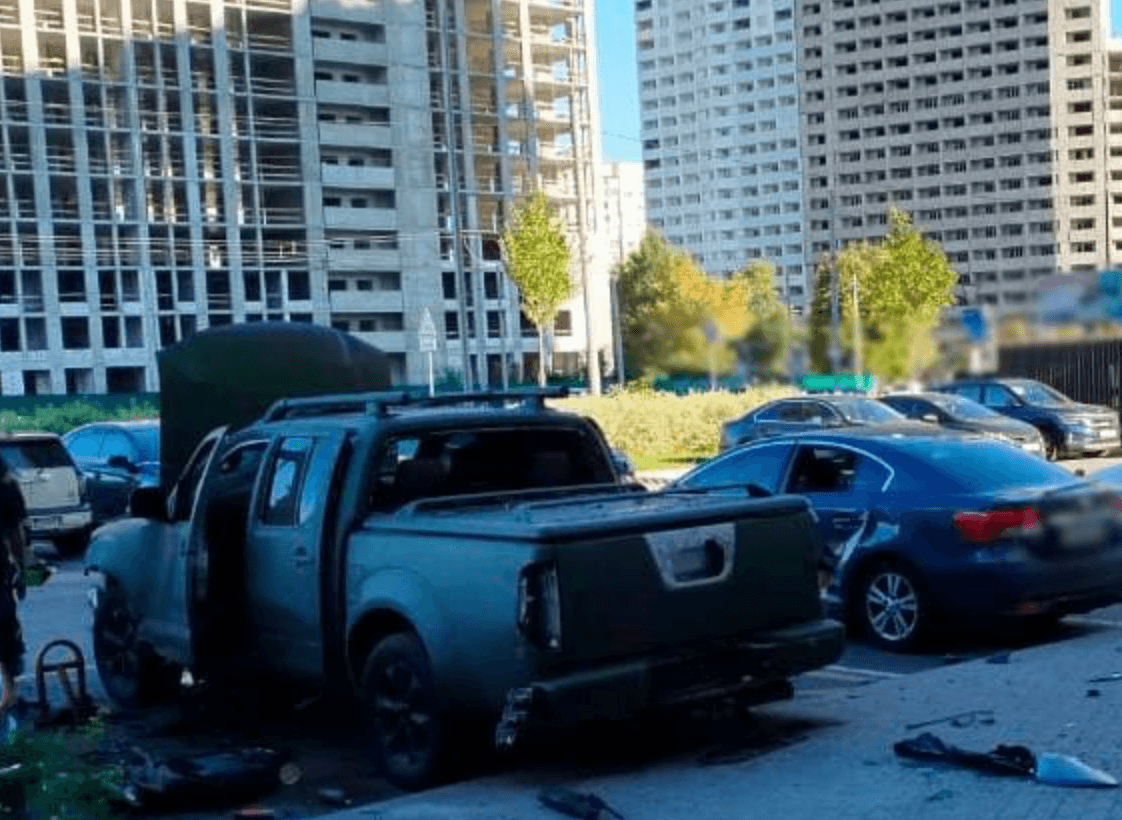 На Виноградарі стався вибух в автівці: на місці працюють слідчі