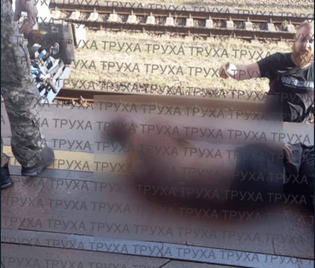 На станції «Дарниця» чоловіка вдарило струмом, він сильно обгорів