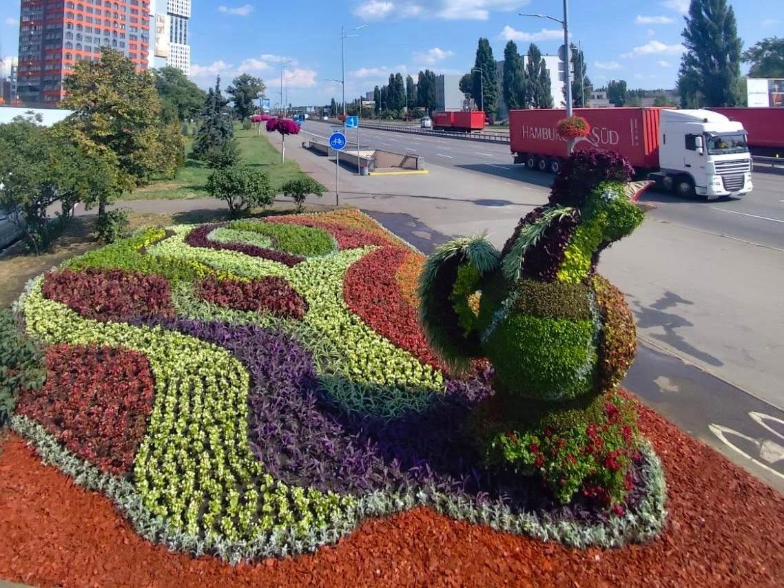 «Васильківська майоліка»: у Києві з’явилася квіткова композиція з символом стійкості українців