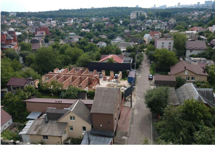 Тріщини в фундаменті та просідання ґрунту – мешканці Голосіївського району проти забудови на Ціолковського