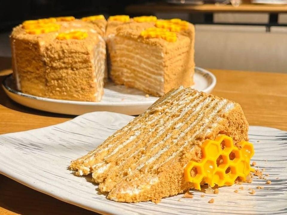 Міф, що торт “Медовик” є російським десертом, дістався Америки – посол спростував