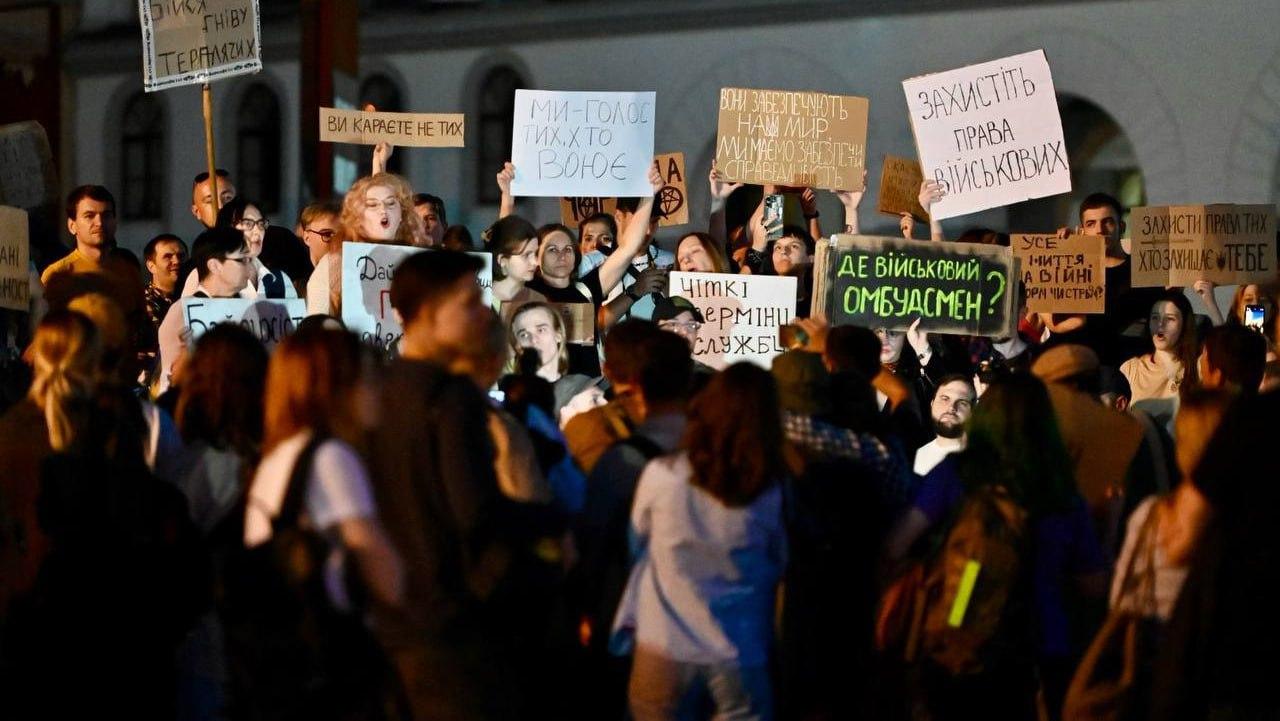 На Майдані зібрались протестувальники проти посилення покарань для військових