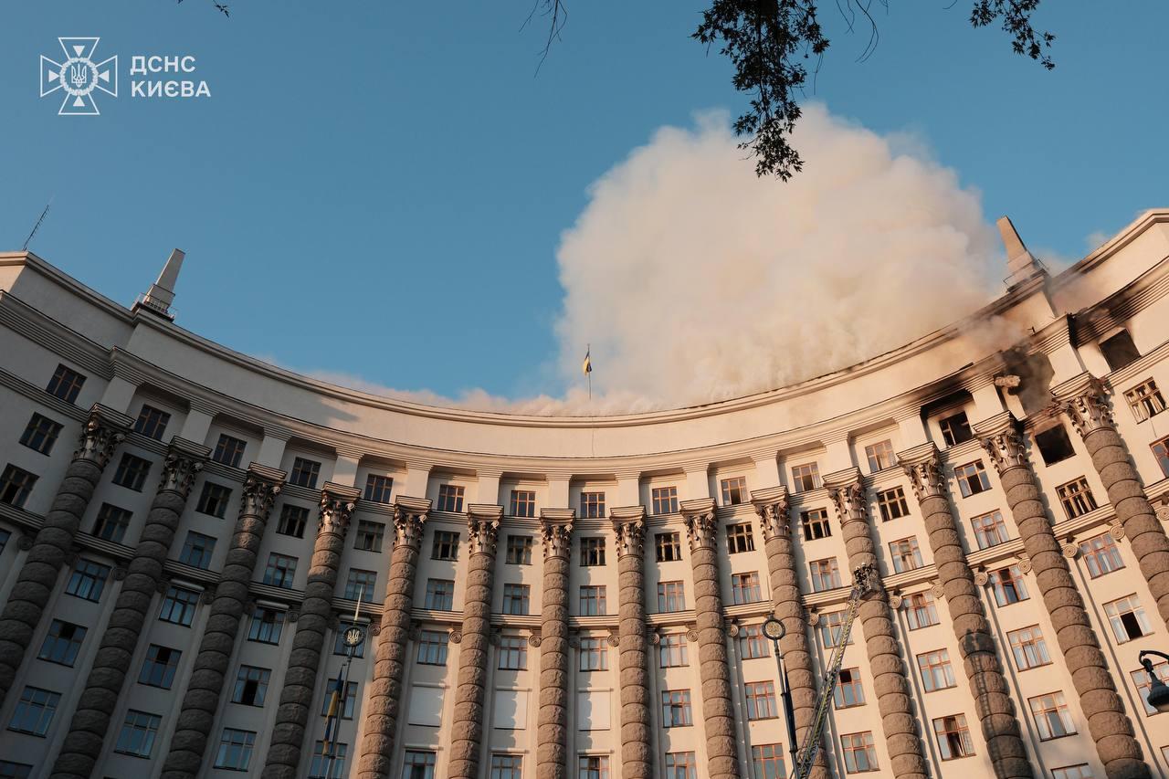 У Києві пошкоджено 4 житлові багатоповерхівки та будівля Кабміну на Грушевського