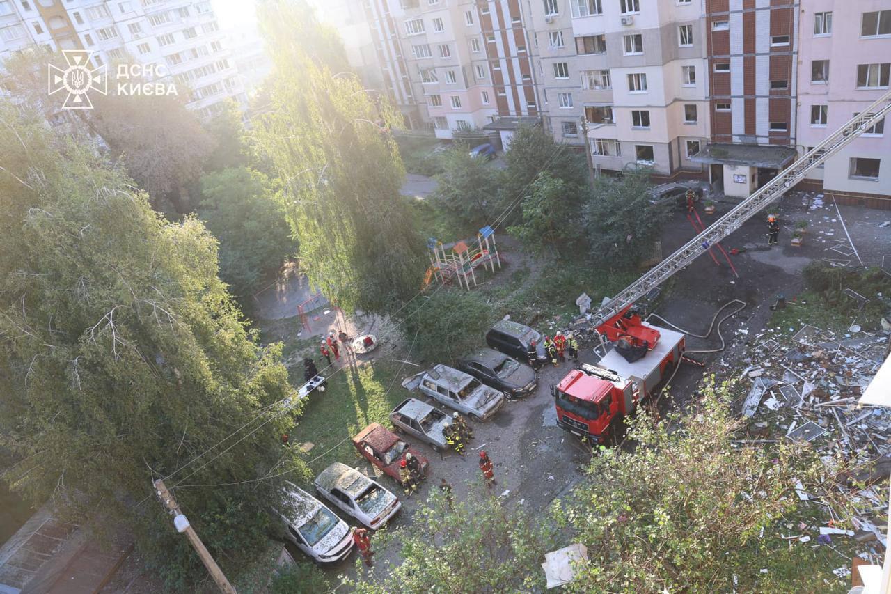 Пожежу в 9-поверхівці в Святошинському районі загасили, у місті серед постраждалих – вагітна жінка та двоє працівників поліції