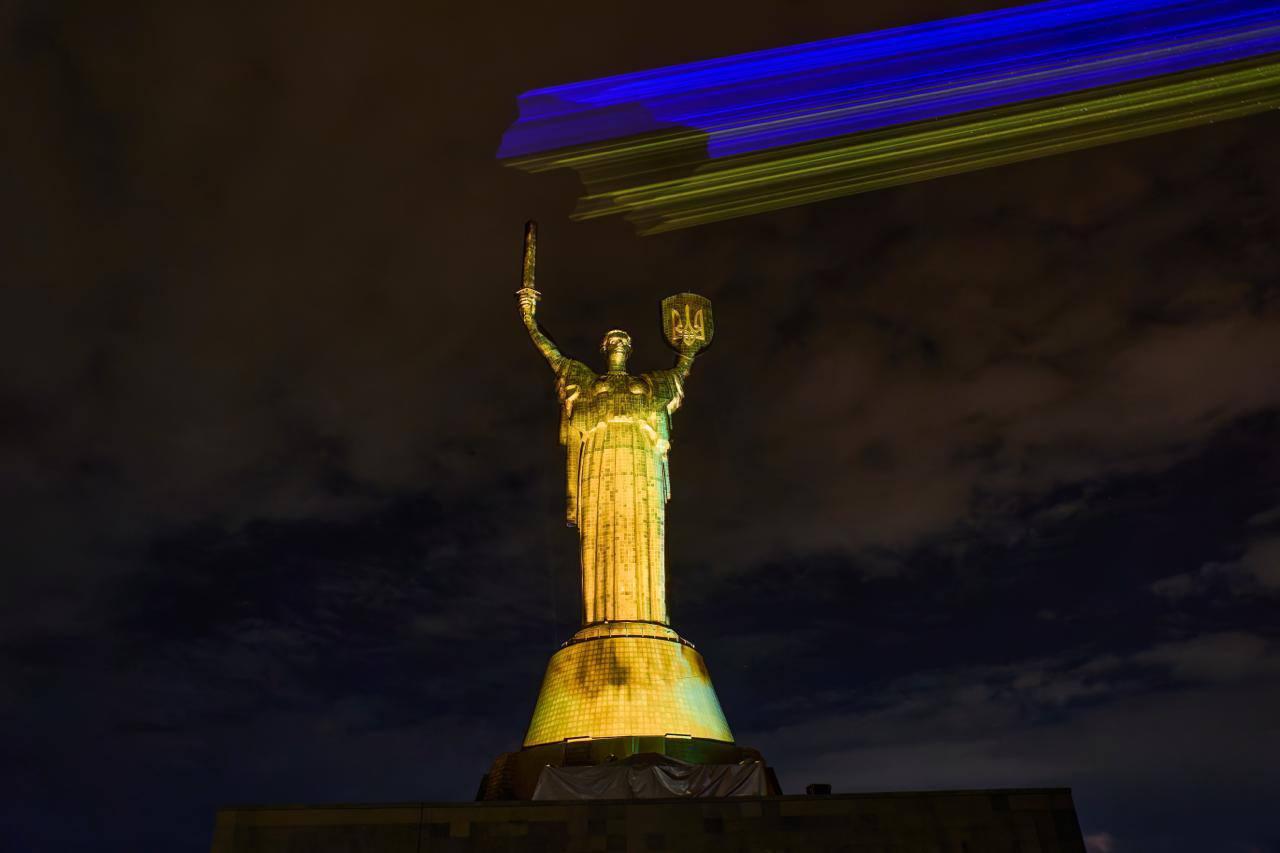 У Києві монумент “Батьківщина-мати” прикрасили лазерно-світловою інсталяцією