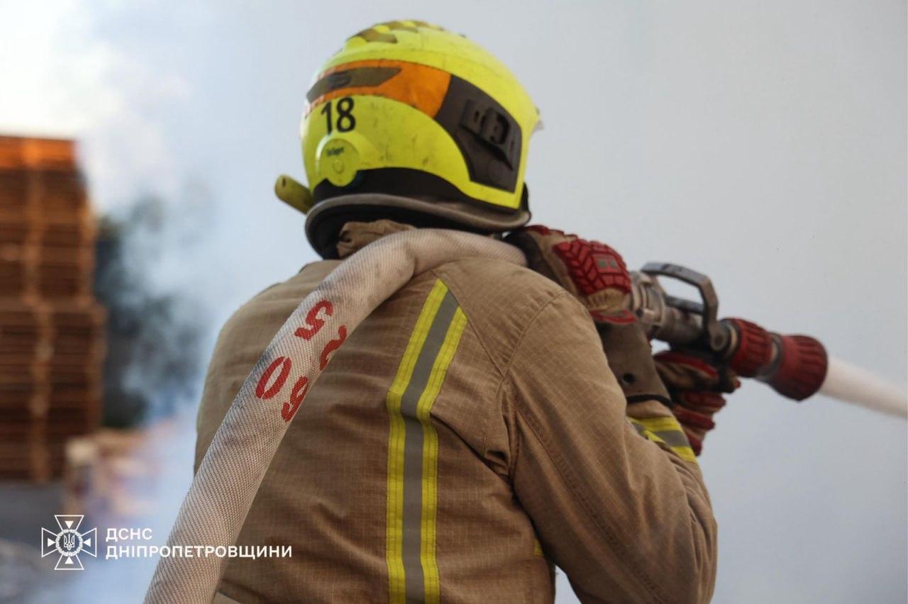 У Дніпрі росіяни вдарили по складах маркетів АТБ