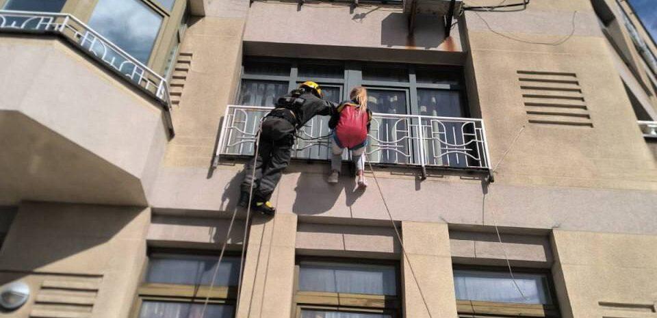 У столиці жінка провела ніч на заблокованому балконі 11 поверху (фото)