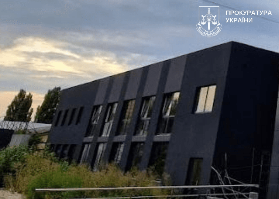 Незаконно збудовану офісну будівлю у Деснянському районі вимагають віддати місту