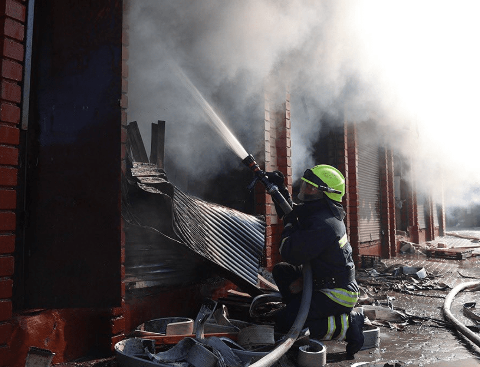 Центральний ринок загорівся у Дніпрі: пожежу гасили 20 рятувальників