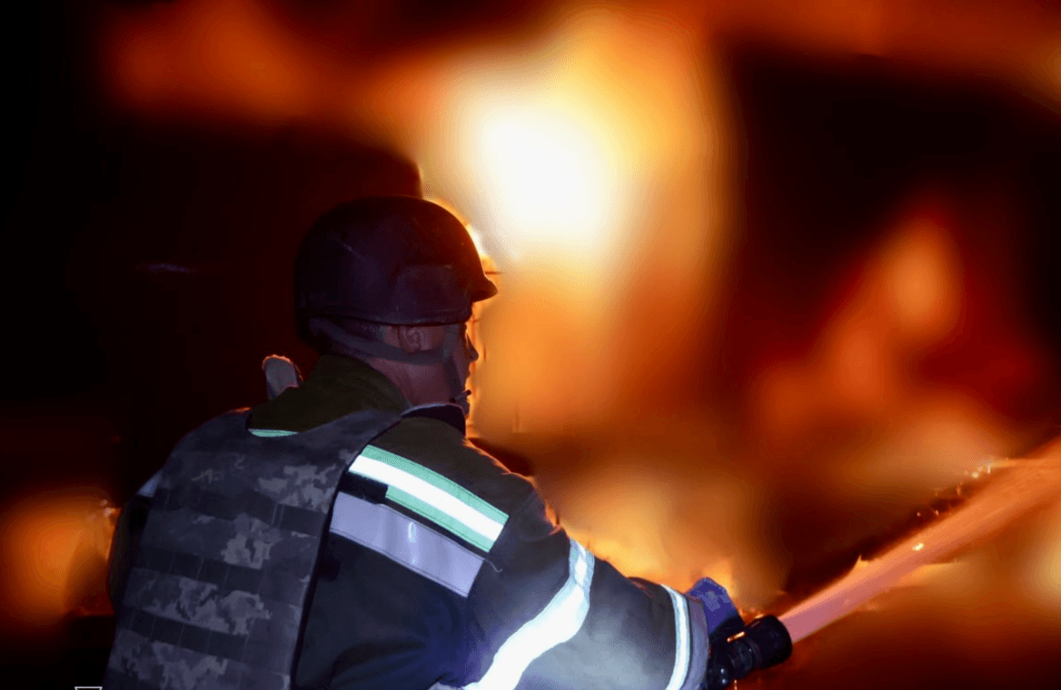 Росіяни обстріляли залізницю: затримується рух низки поїздів