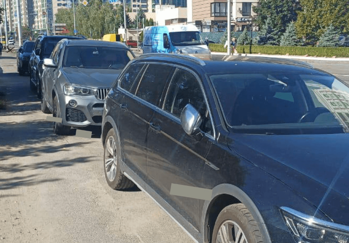 У Голосієві масово евакуювали автівки, припарковані на тротуарі