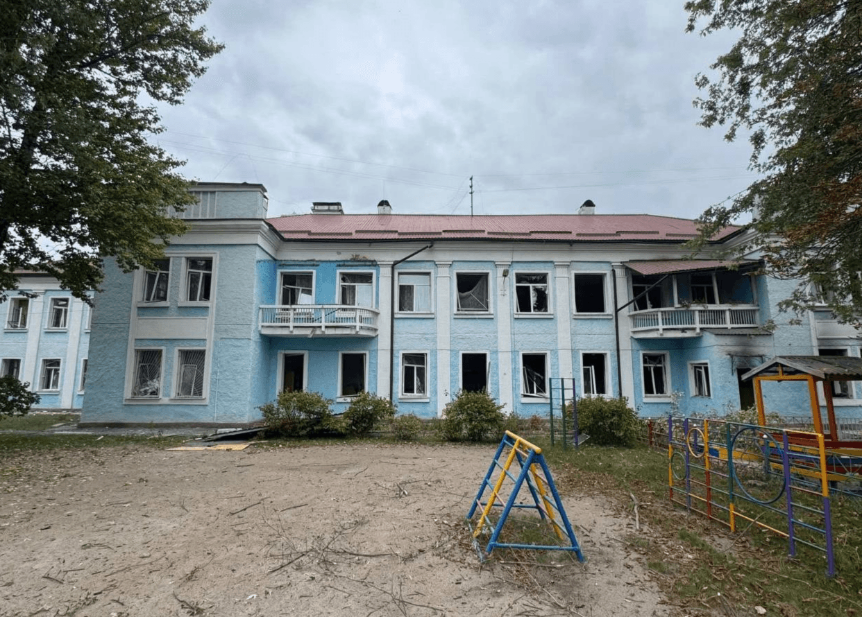 У Дарницькій РДА показали, як виглядає пошкоджений внаслідок обстрілу дитячий садок