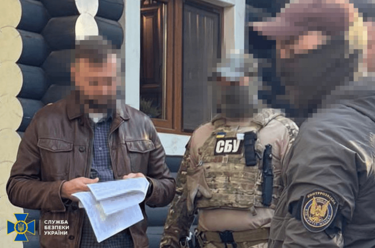 Посадовець МЗС «допомагав» росіянам отримувати українські паспорти для виїзду в ЄС