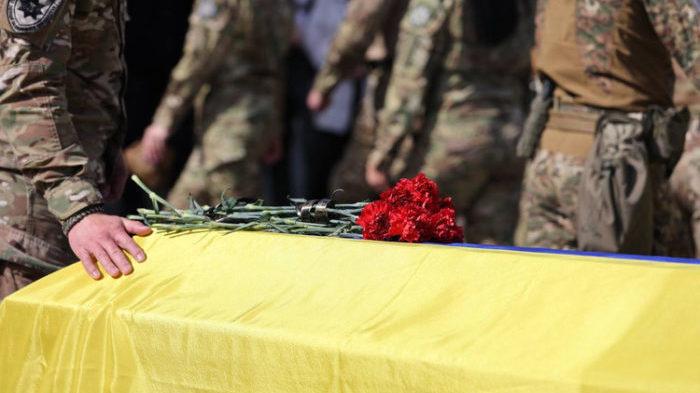 Виплати рідним загиблих військових віддаватимуть частинами – Міноборони