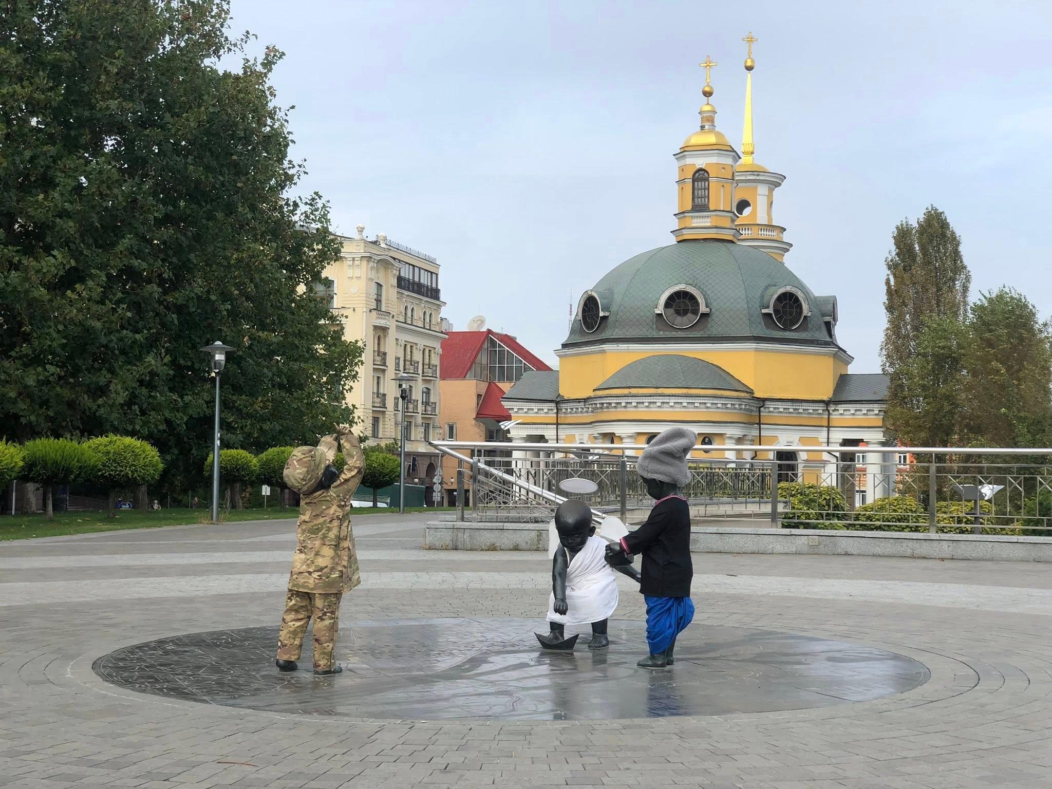 Скульптури малюків-засновників Києва одягнули у святкове вбрання