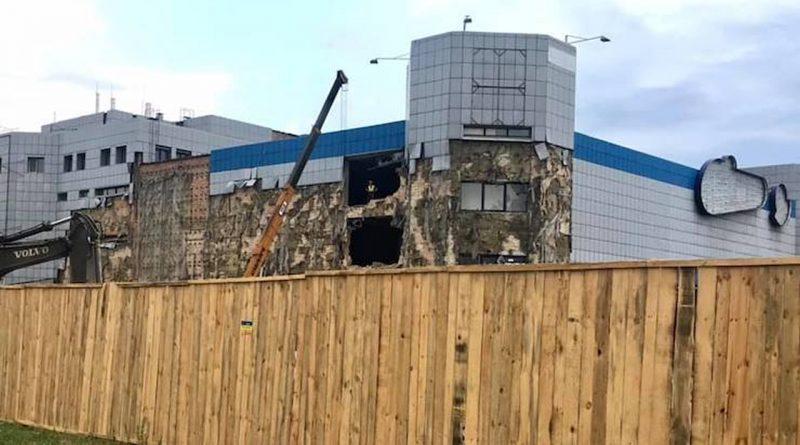 На Троєщині почали зносити ТЦ “Сіріус” – що там буде