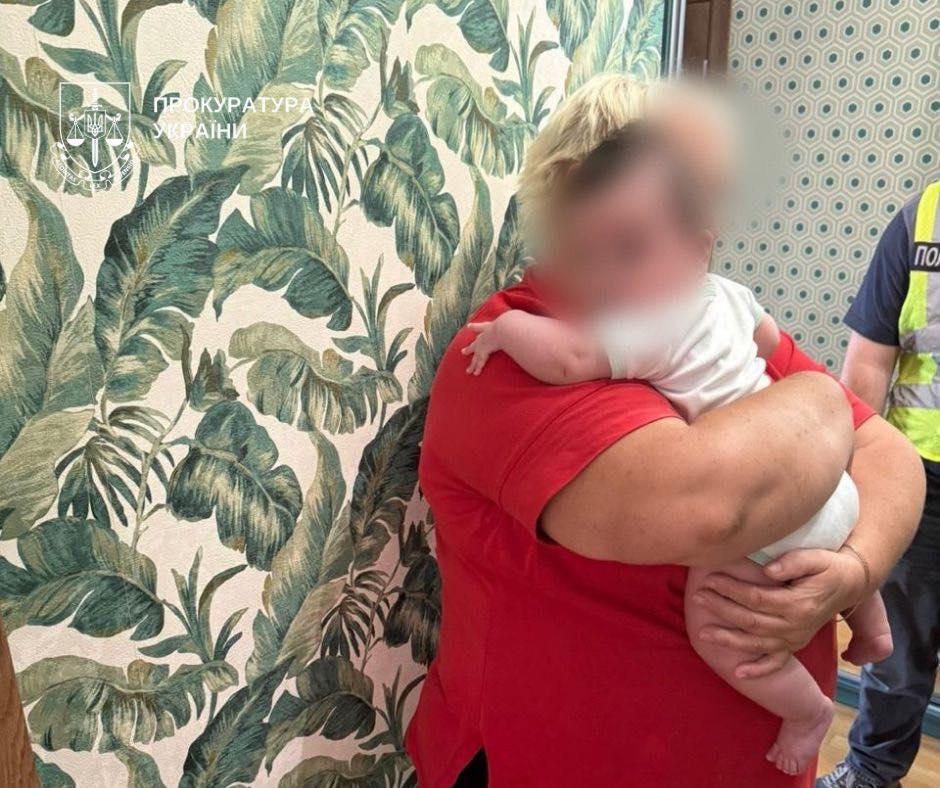 Дівчинка від сурогатної матері залишилася сиротою: у Києві викрили махінації клініки