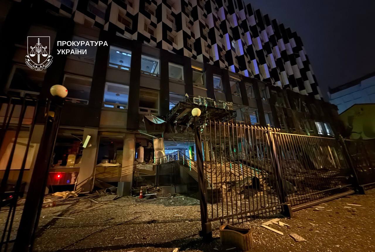 Редакція «Гордона» залишилася без вікон після нічного обстрілу Подолу