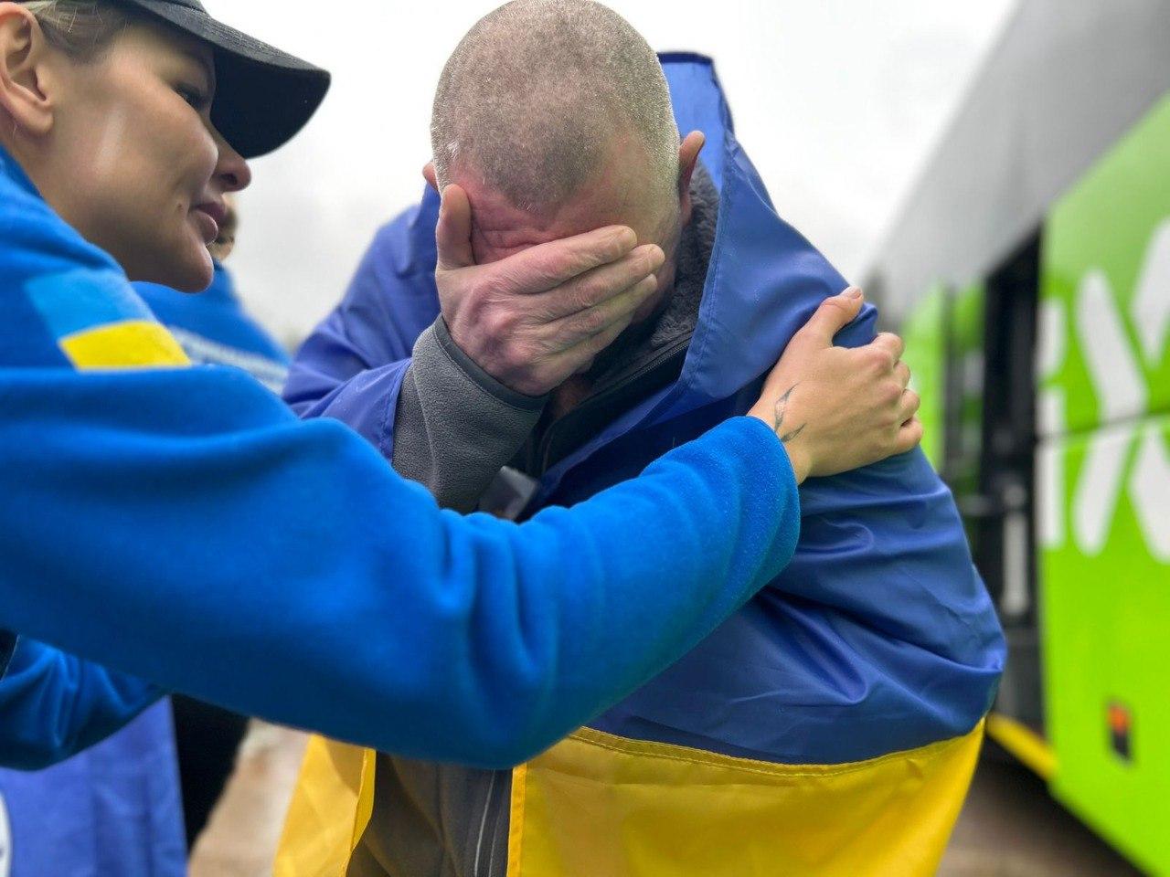 З російського полону повернулись 205 українців: серед них військові та цивільні