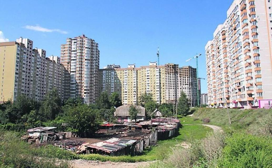 Мешканець приватного будинку на Позняках перетворив свій двір на платну парковку