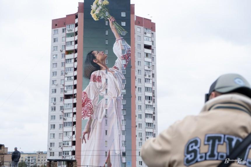 Висотку у Києві прикрасив новий мурал «Вільна» на честь українських жінок