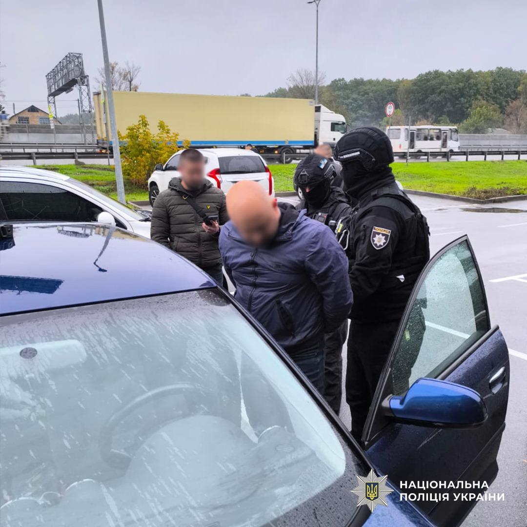 У Києві затримали військового, який переправляв чоловіків за кордон
