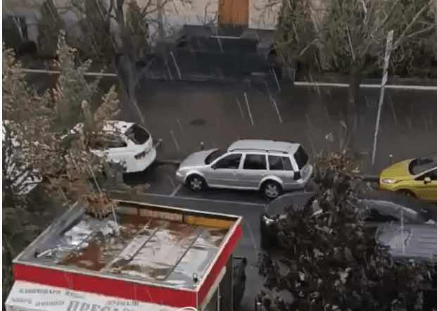 Деякі райони Києва засипало градом