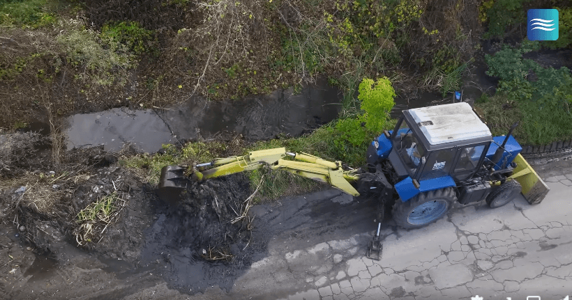 На лівому березі розчищають канал і струмок, які відводять зайву дощову воду