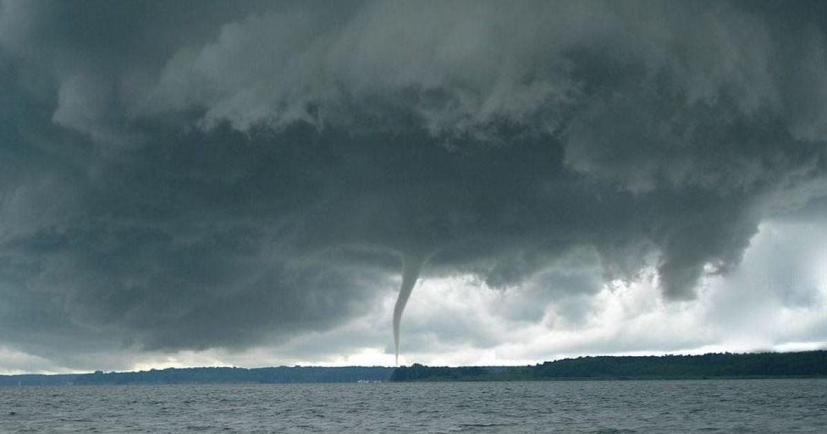 Руйнівний торнадо в Парижі та передмістях: є загиблий та поранені