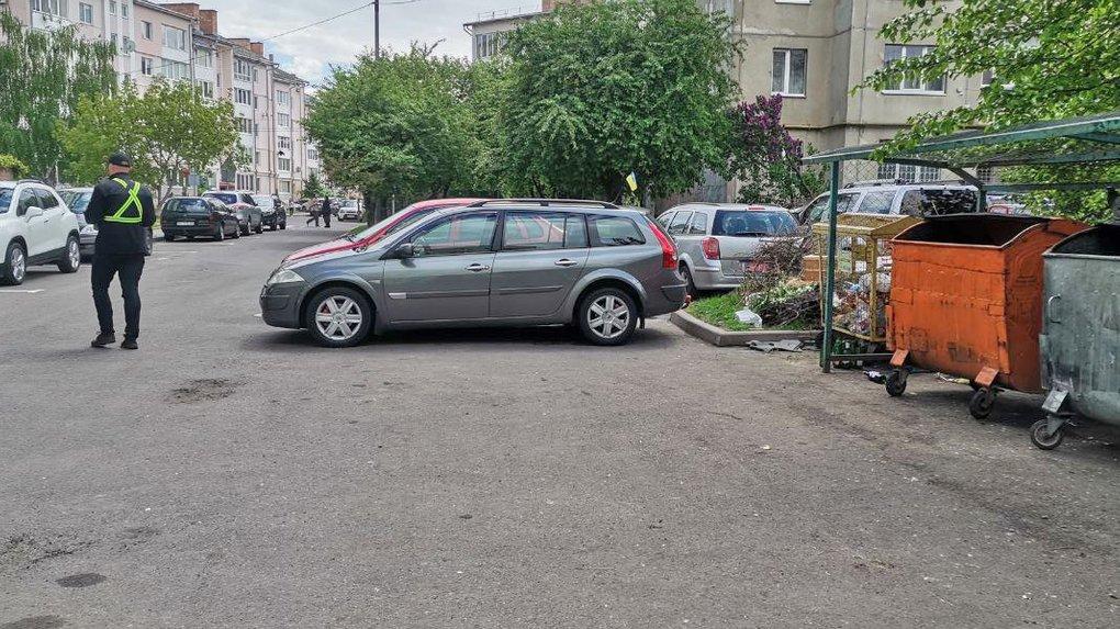 Кияни збирають підписи за легалізацію платних парковок біля житлових будинків