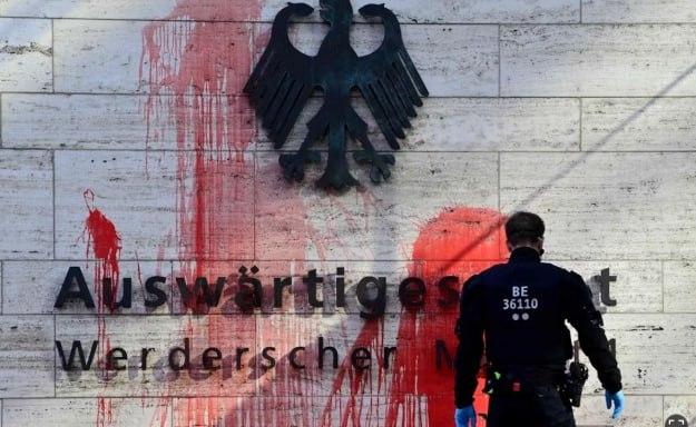 У Берліні пропалестинські активісти облили МЗС Німеччини червоною фарбою, є затримані