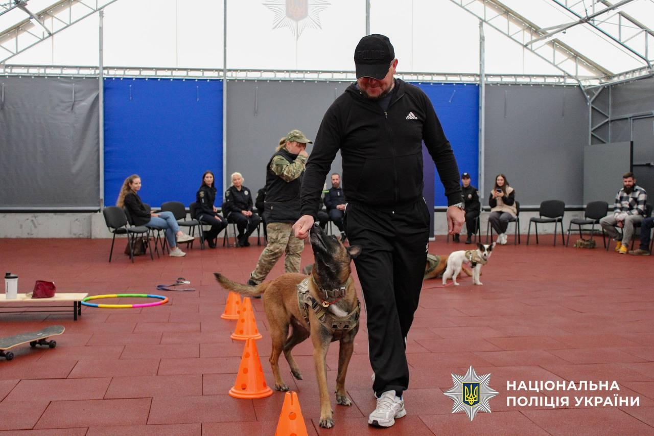 Столичні поліцейські-ветерани відвідали кінологічний центр у передмісті