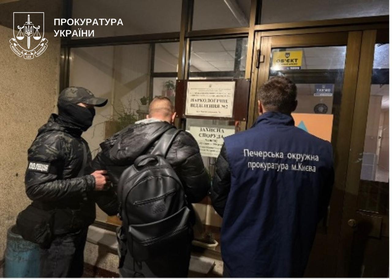 У Києві лікар-нарколог за $1000 визнавав п’яних водіїв тверезими: йому повідомлено про підозру