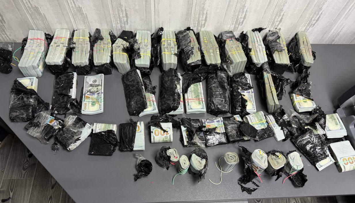 Митники на кордоні з Румунією знайшли під капотом автівки майже мільйон доларів