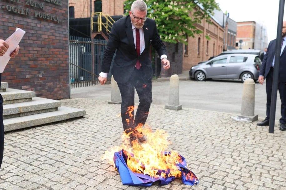 Євродепутата Гжегожа Брауна судитимуть за сім звинувачень: від Сейму до спалення прапора ЄС