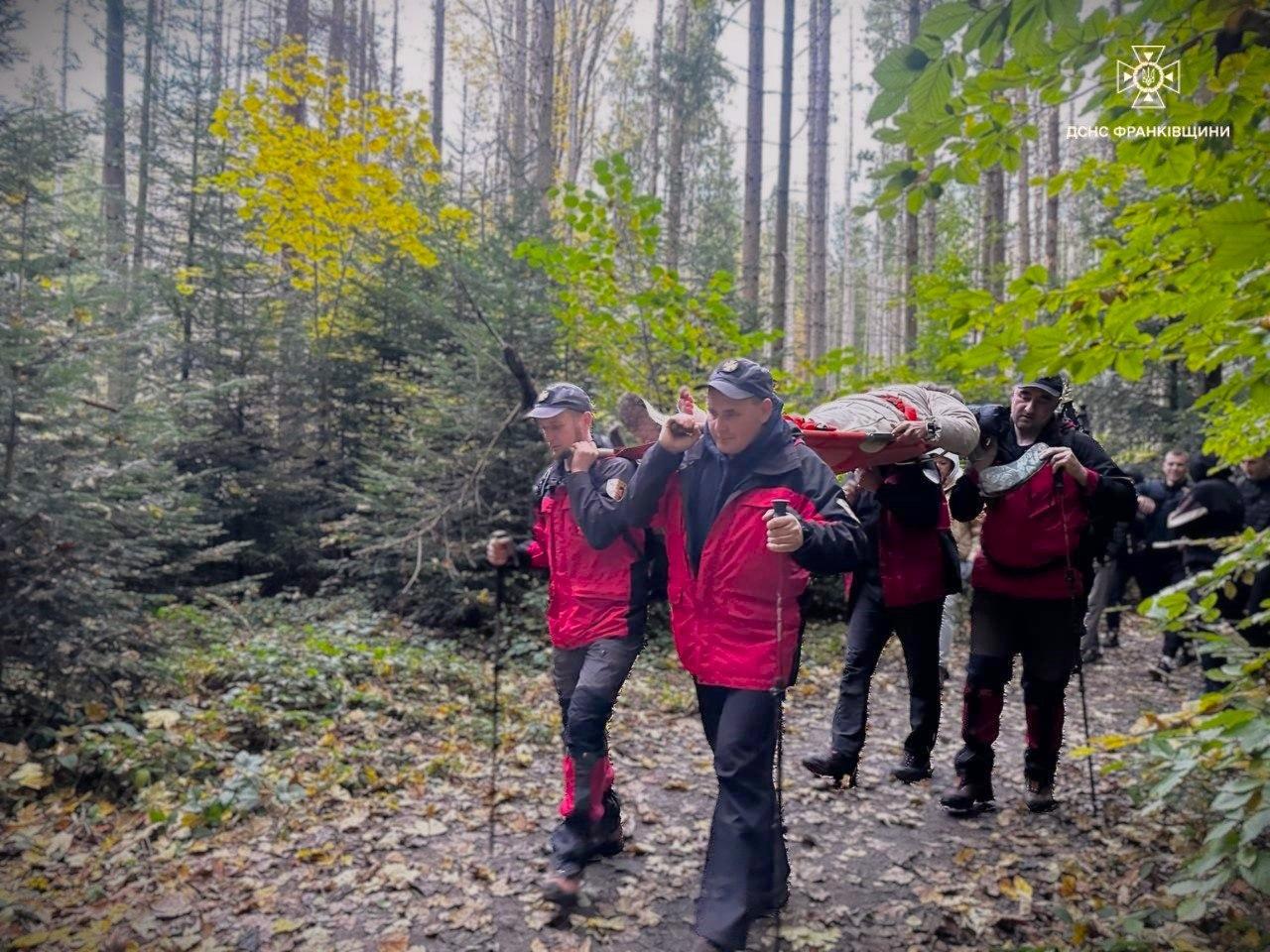 Рятувальники Прикарпаття надали допомогу туристці з Полтави на горі Маковиця