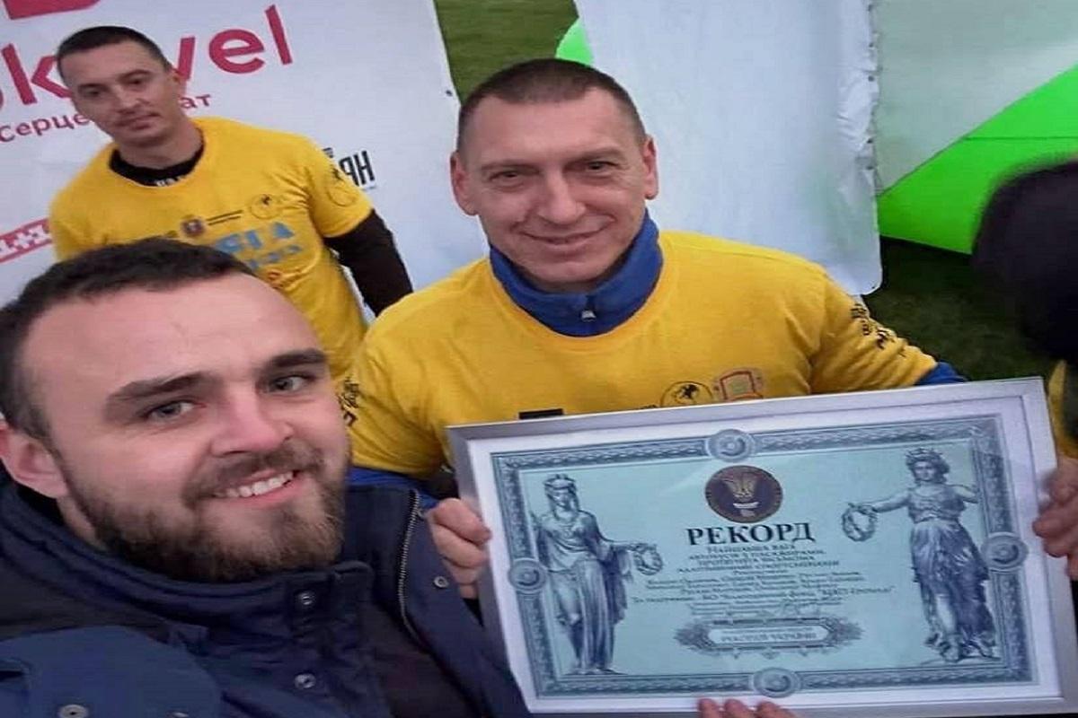 Команда з восьми ветеранів встановила рекорд України – протягнули 2 автобуси з пасажирами