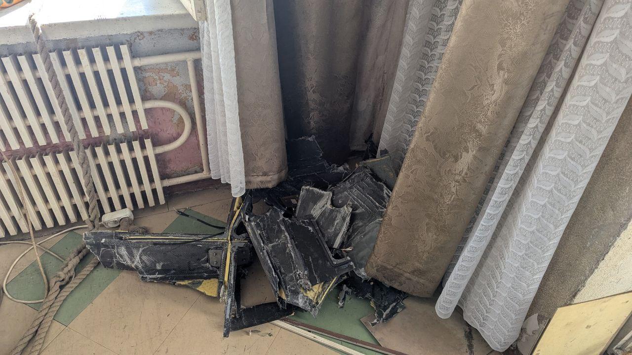 На Дніпропетровщині частини «шахеда» застрягли на балконі квартири жительки Кам’янського (фото)