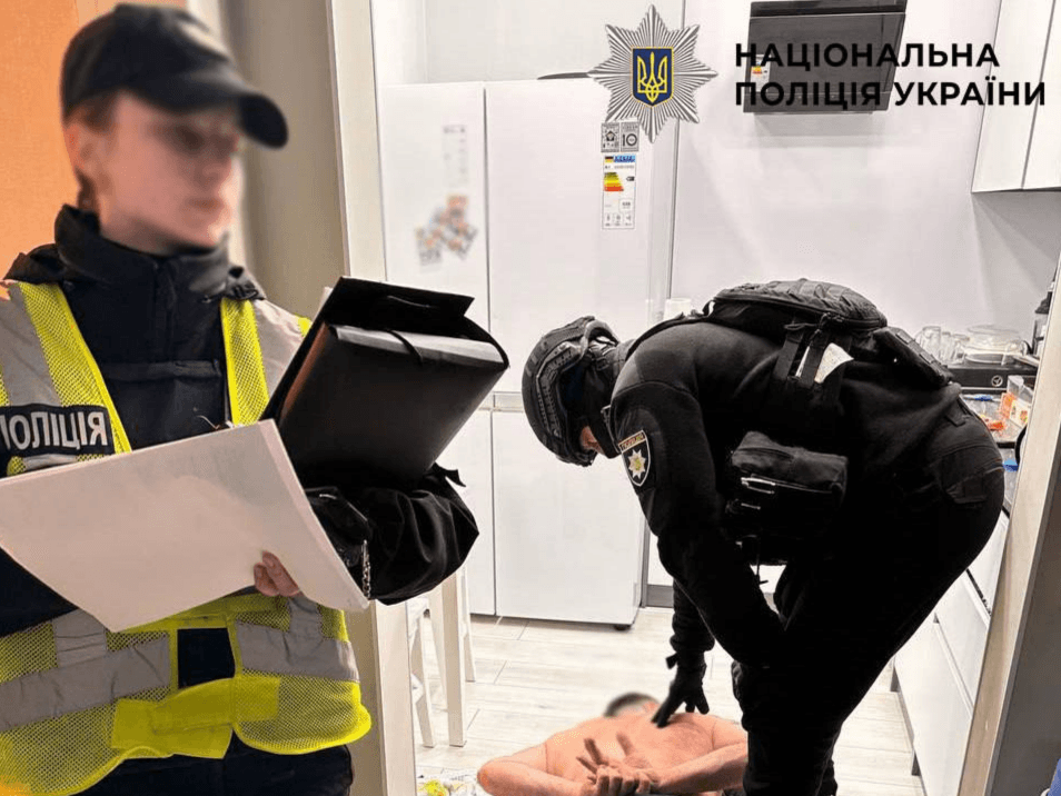 У Києві чоловік влаштував стрілянину у дворі будинку та поранив двох перехожих