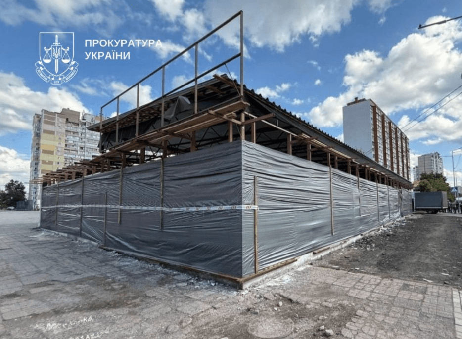 Столичний бізнесмен захопив ділянку та Троєщині та звів там торговельний павільйон