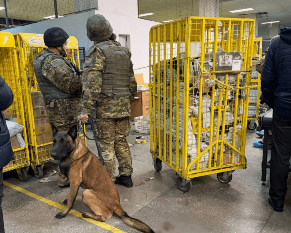 Робив сувеніри з боєприпасів: поліція затримала чоловіка, причетного до вибуху на «Укрпошті»