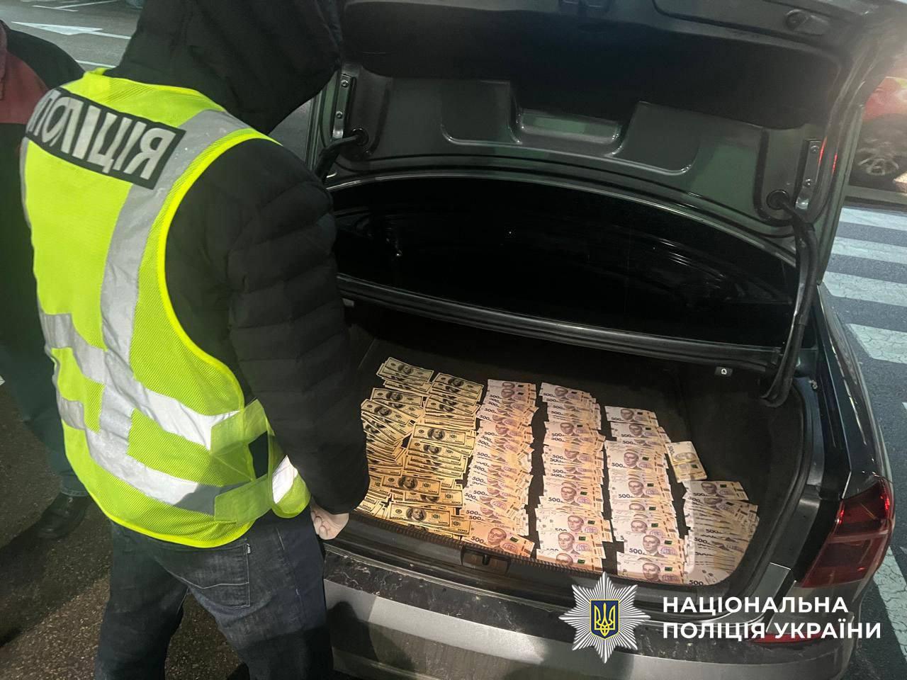 У Києві затримали на хабарі 20 тисяч доларів заступника голови селищної ради з Чернігівщини