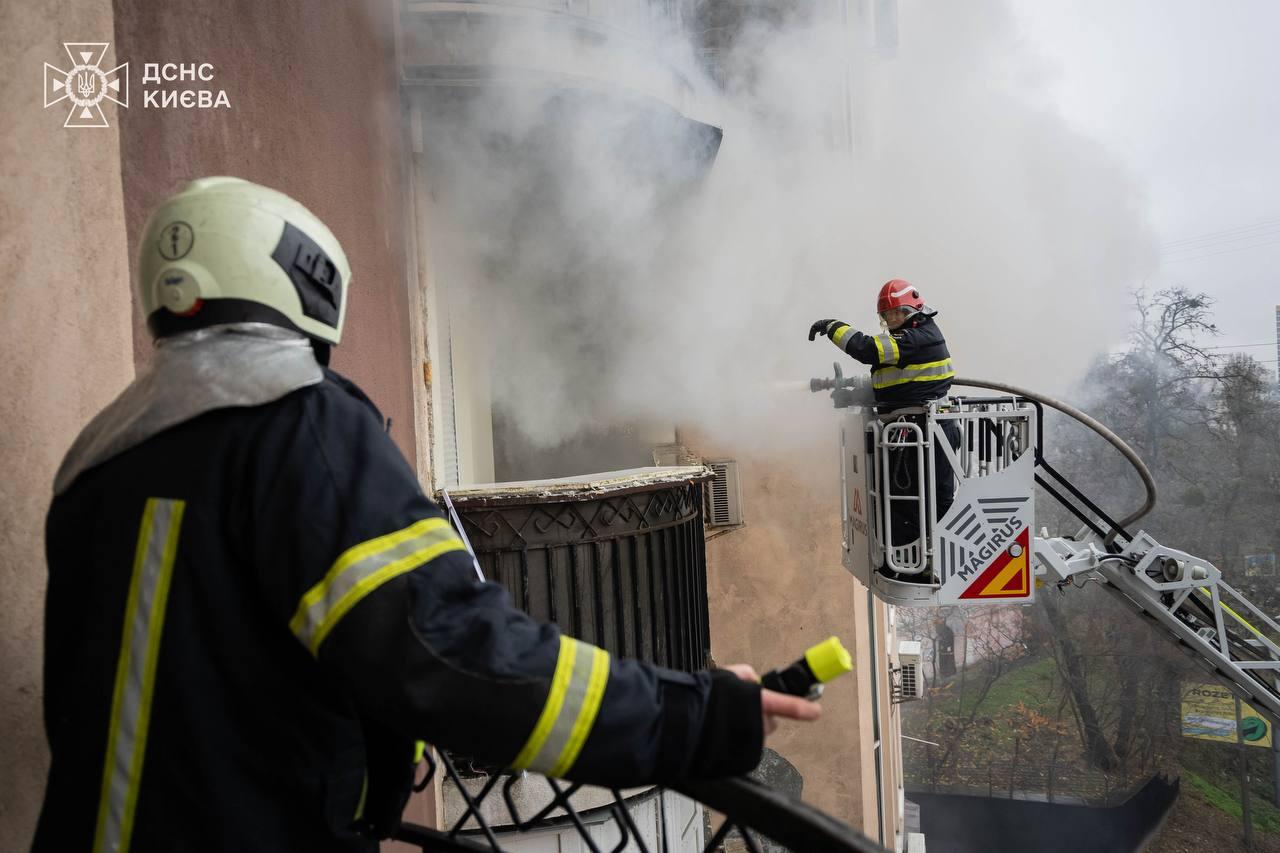 Вибух зарядної станції спричинив пожежу у багатоповерхівці